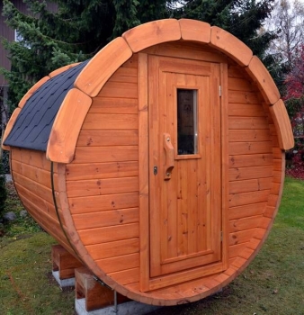 Gartensauna mit Holztür